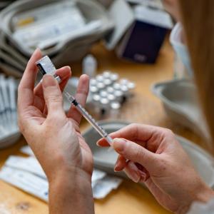 FDA approves unchanged formula for fall COVID vaccines