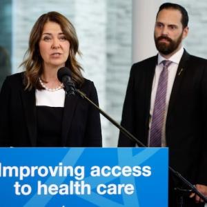 Surgeons will be focus of Alberta’s public-private health care model, Smith says
