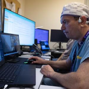 Doctors can now perform robotic procedures from afar. What that means for rural Canadians