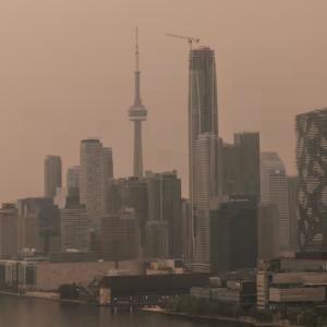 Orange warning issued for poor air quality, heavy smoke in Toronto