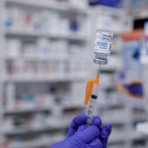 Pharmacists preparing to give out free COVID shots to high-risk Albertans again this fall