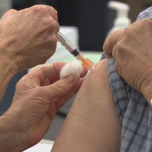 Alberta urged to follow federal guidance as it develops fall COVID-19 vaccine plan