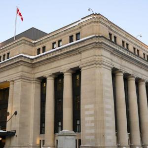 Canada should work to recruit bilingual health workers, Senate report says