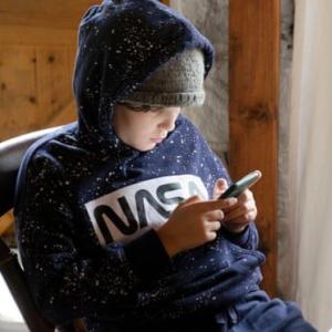 Children limiting own smartphone use to manage mental health, survey finds