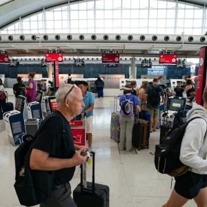 Doctors urge caution, not fear, as Canada rolls out Ebola screening