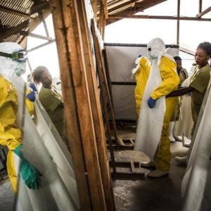 Ebola cases near 1,000 as world scrambles to contain outbreak