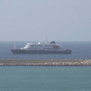 Evacuations planned as suspected hantavirus outbreak traps 150, including 4 Canadians, on cruise ship