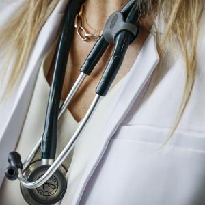Female family doctors in Ontario spend more time with patients, make less money: study