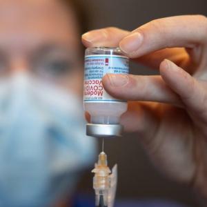 Free COVID shots return to Alberta pharmacies — for some