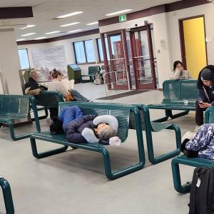 Medical travel passengers stuck at a Nunavut airport say they were left cold with little food and water