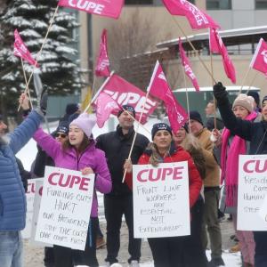 Union members protest health cuts at Royal Ottawa Place long-term care