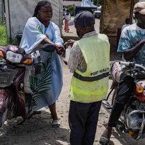 U.S. to screen travelers at airports amid Ebola outbreak