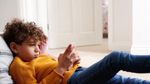 Let’s take the pledge to give our kids a smartphone-free childhood