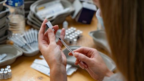 FDA approves unchanged formula for fall COVID vaccines
