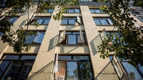 Apartments can become sweltering in summer. Why heat bylaws could be coming to a city near you