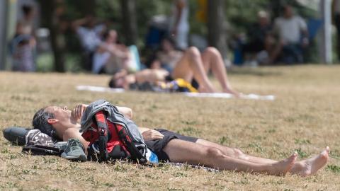Canadians are spending more time in the sun – but many are ditching sunscreen
