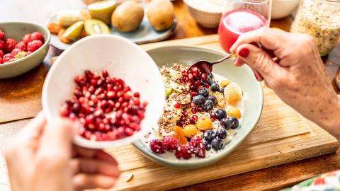 An anti-inflammatory diet may lower dementia risk, even in people with early signs of Alzheimer’s