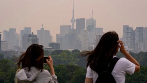 Heavy smoke, 'very poor' air quality expected to return across GTA Friday night, into weekend