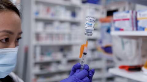 Pharmacists preparing to give out free COVID shots to high-risk Albertans again this fall