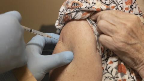 Medical groups offer vaccine guidance to fill federal vacuum