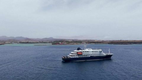 4 Canadians still on hantavirus-stricken cruise ship as consular officials head to Canary Islands