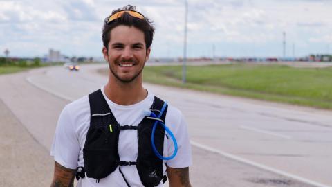 Ontario man running across Canada to raise money for men’s mental health passes by Winnipeg