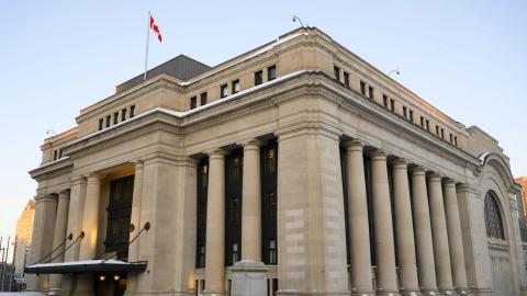 Canada should work to recruit bilingual health workers, Senate report says