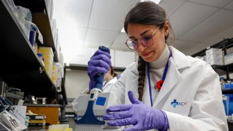 Canadian medical labs face staff shortages, funding needed for training students