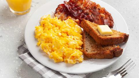 Eating Breakfast Later and Later? That Could Be an 'Early Warning Sign' That Something's Wrong