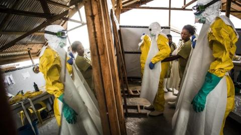 Ebola cases near 1,000 as world scrambles to contain outbreak