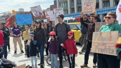 Health care workers in Ottawa protest cuts