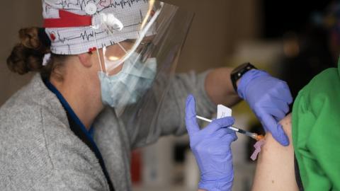 Ottawa says provinces should pay for nurse practitioners, gives one-year grace before penalties