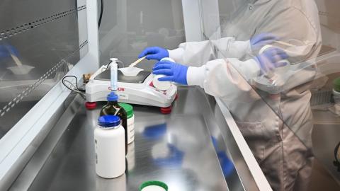 Ottawa should prioritize reviews and procurement of Canadian-made drugs, manufacturers say