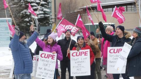 Union members protest health cuts at Royal Ottawa Place long-term care