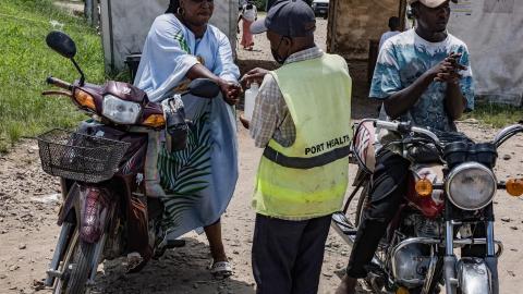 U.S. to screen travelers at airports amid Ebola outbreak