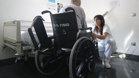 When should patients with dementia be approved for MAID?